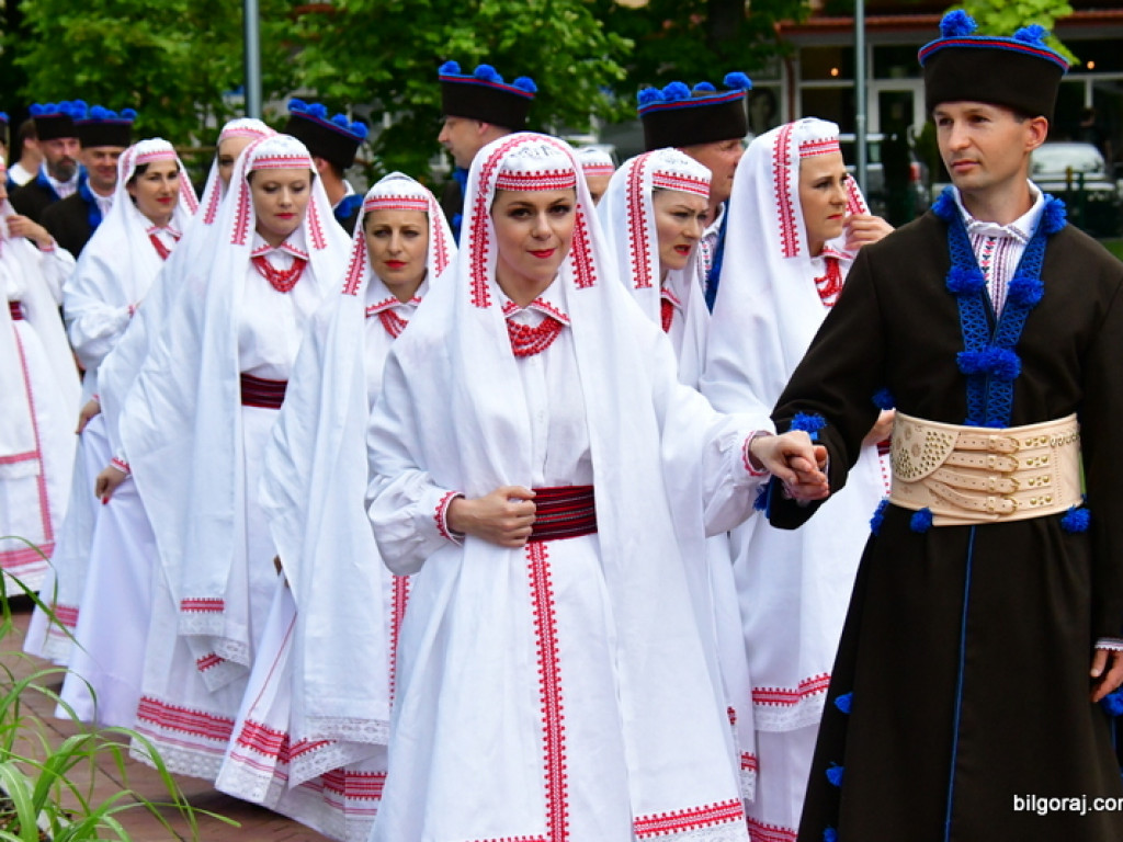 Polonez na 80 par na placu za biłgorajskim ratuszem (FOTO, VIDEO)