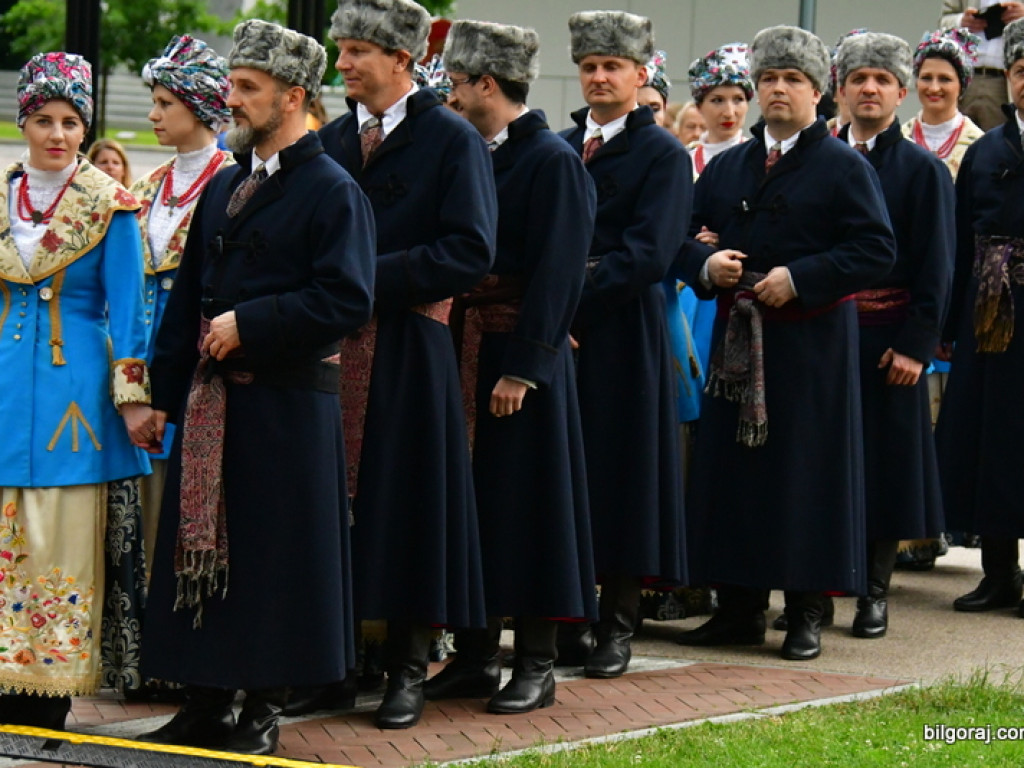 Polonez na 80 par na placu za biłgorajskim ratuszem (FOTO, VIDEO)