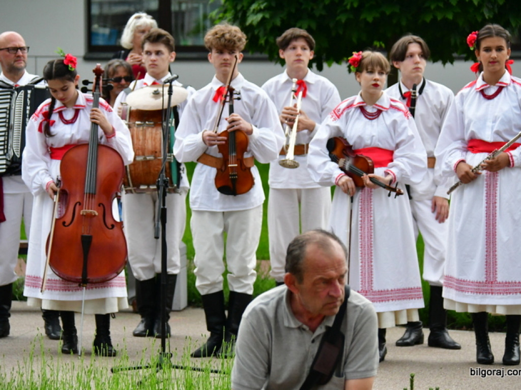 Polonez na 80 par na placu za biłgorajskim ratuszem (FOTO, VIDEO)