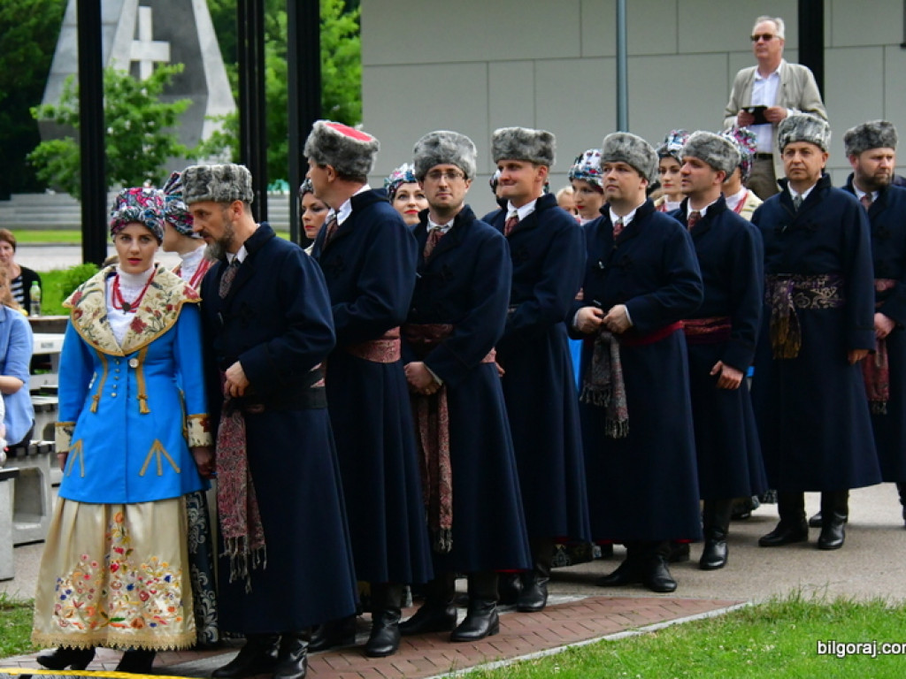 Polonez na 80 par na placu za biłgorajskim ratuszem (FOTO, VIDEO)