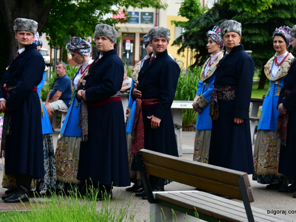 Polonez na 80 par na placu za biłgorajskim ratuszem (FOTO, VIDEO)