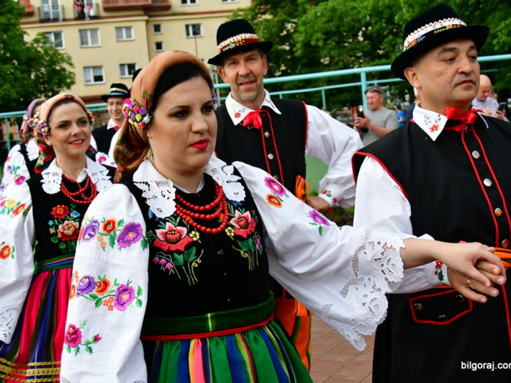 Polonez na 80 par na placu za biłgorajskim ratuszem (FOTO, VIDEO)