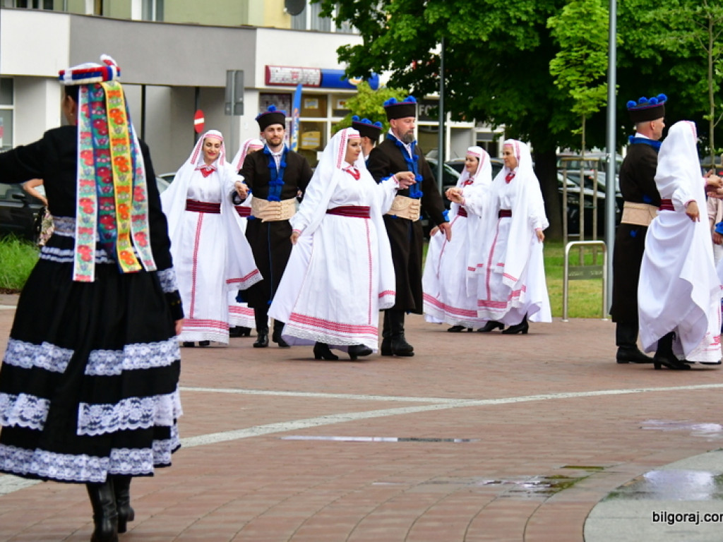 Polonez na 80 par na placu za biłgorajskim ratuszem (FOTO, VIDEO)