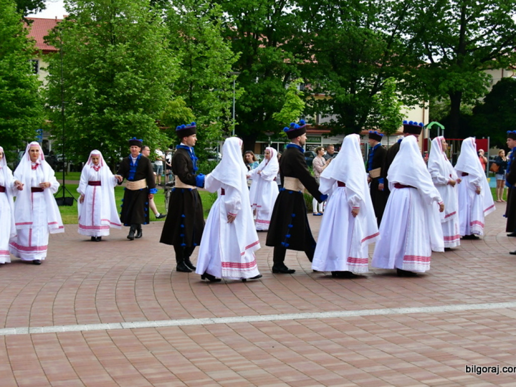 Polonez na 80 par na placu za biłgorajskim ratuszem (FOTO, VIDEO)