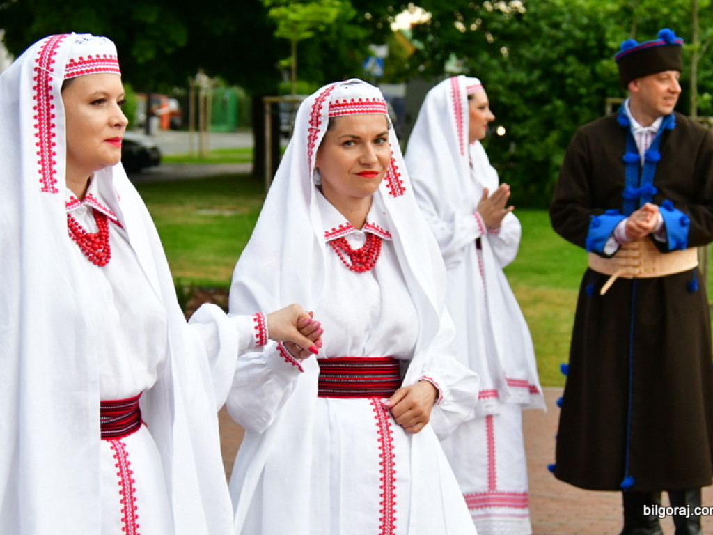 Polonez na 80 par na placu za biłgorajskim ratuszem (FOTO, VIDEO)
