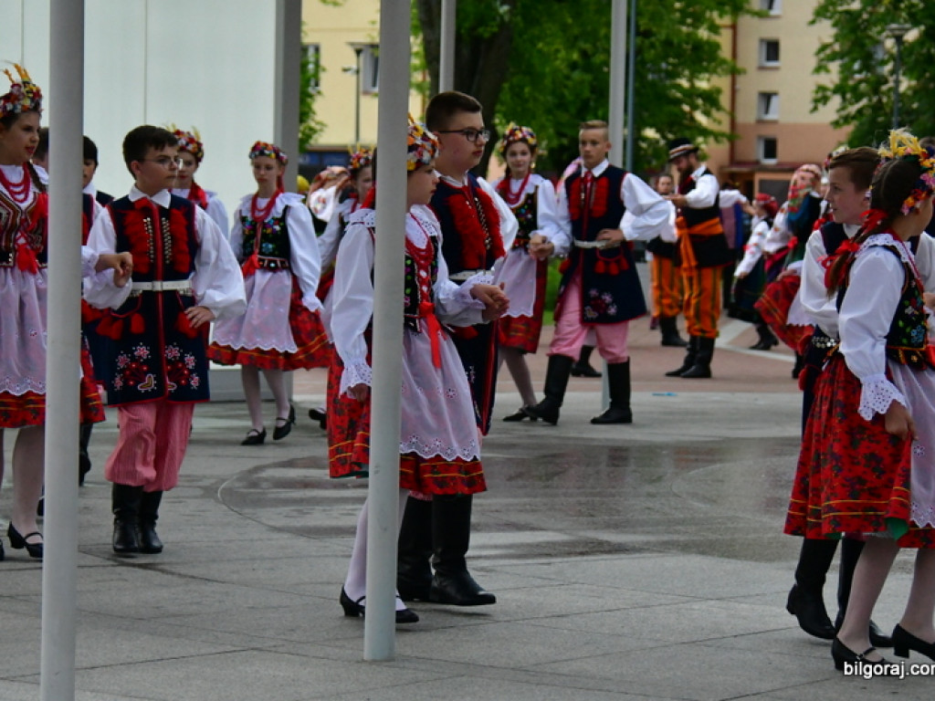 Polonez na 80 par na placu za biłgorajskim ratuszem (FOTO, VIDEO)