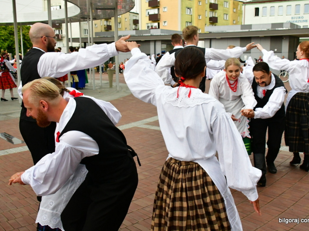 Polonez na 80 par na placu za biłgorajskim ratuszem (FOTO, VIDEO)