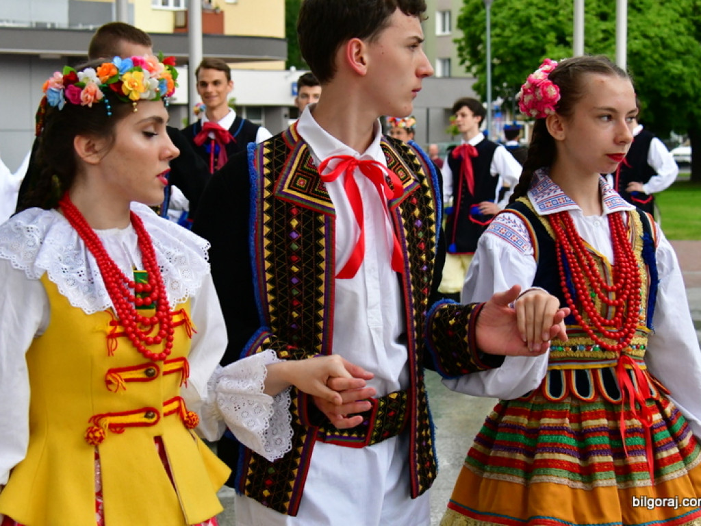 Polonez na 80 par na placu za biłgorajskim ratuszem (FOTO, VIDEO)