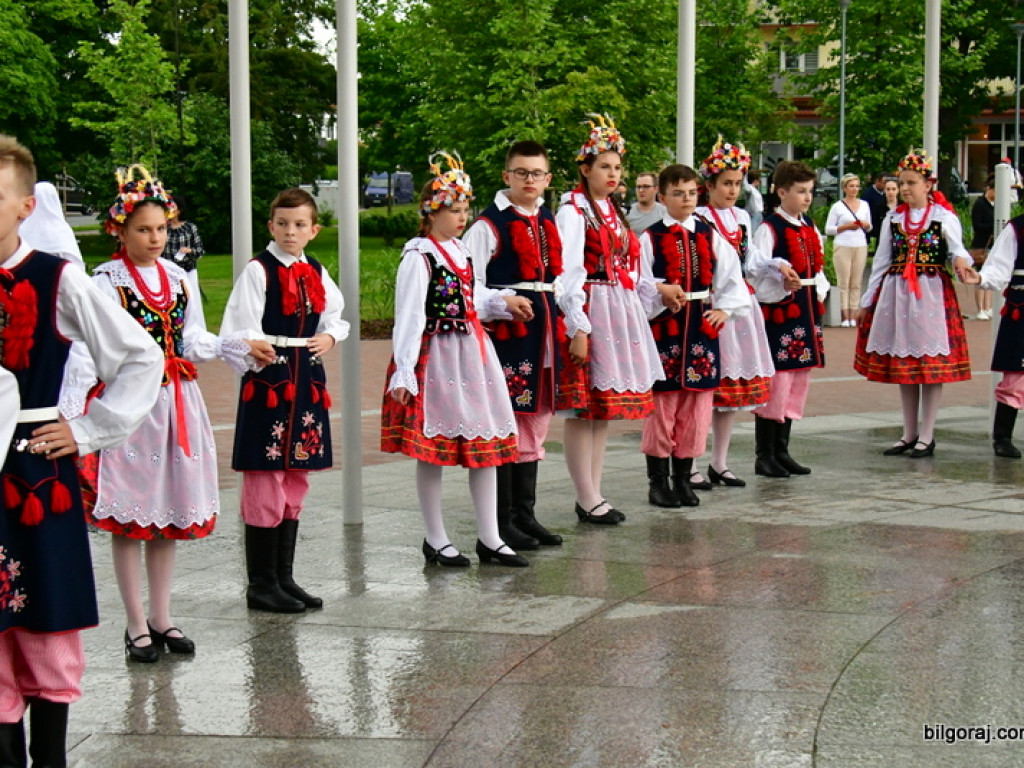 Polonez na 80 par na placu za biłgorajskim ratuszem (FOTO, VIDEO)