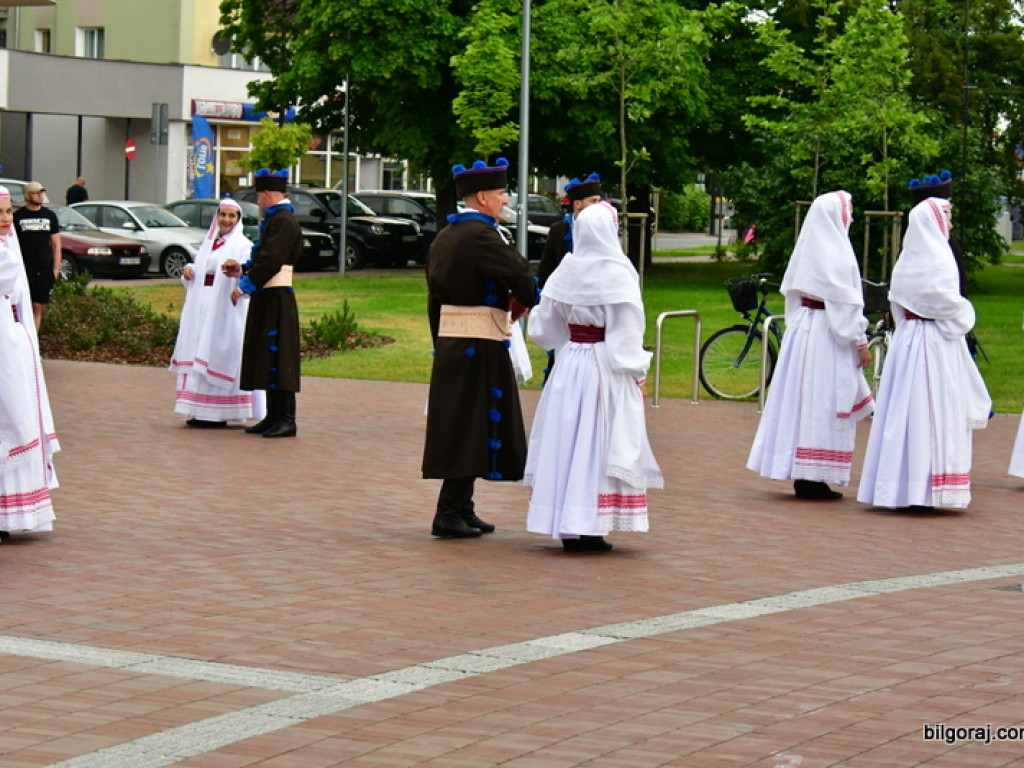 Polonez na 80 par na placu za biłgorajskim ratuszem (FOTO, VIDEO)