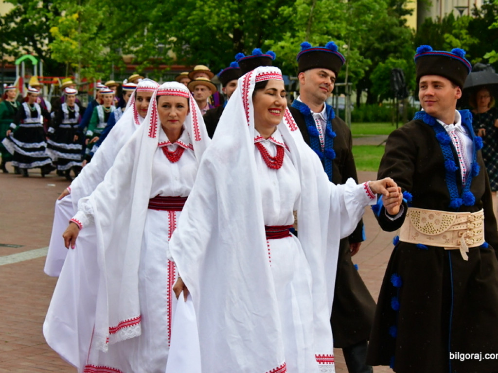 Polonez na 80 par na placu za biłgorajskim ratuszem (FOTO, VIDEO)