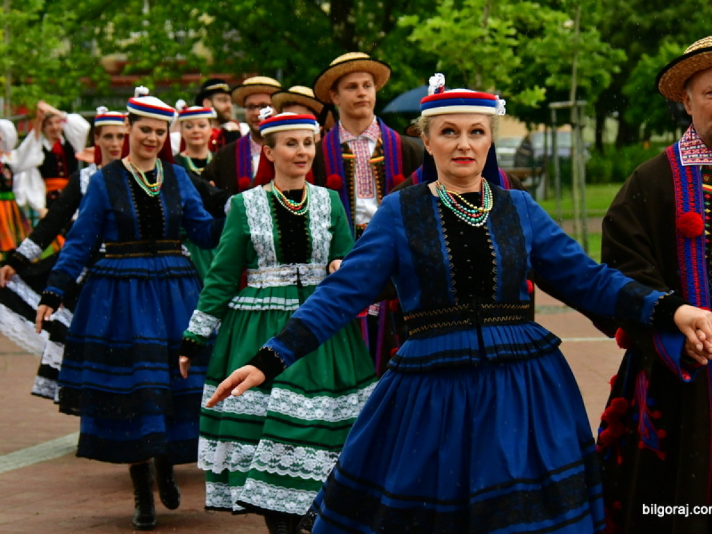 Polonez na 80 par na placu za biłgorajskim ratuszem (FOTO, VIDEO)