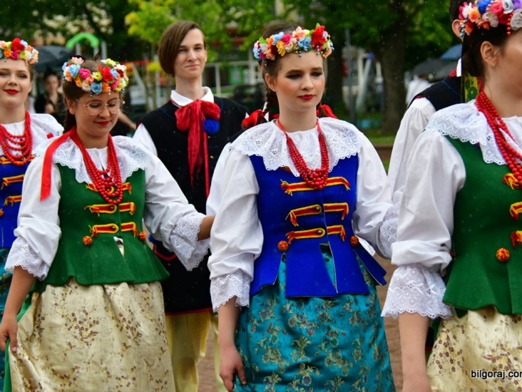 Polonez na 80 par na placu za biłgorajskim ratuszem (FOTO, VIDEO)