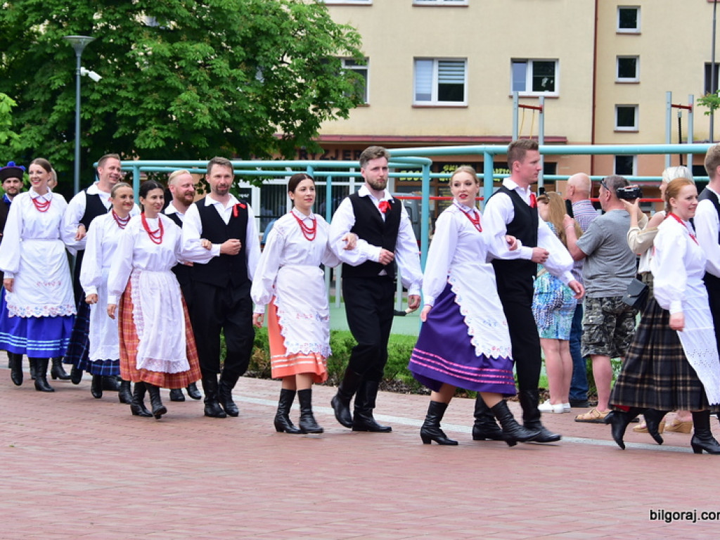 Polonez na 80 par na placu za biłgorajskim ratuszem (FOTO, VIDEO)