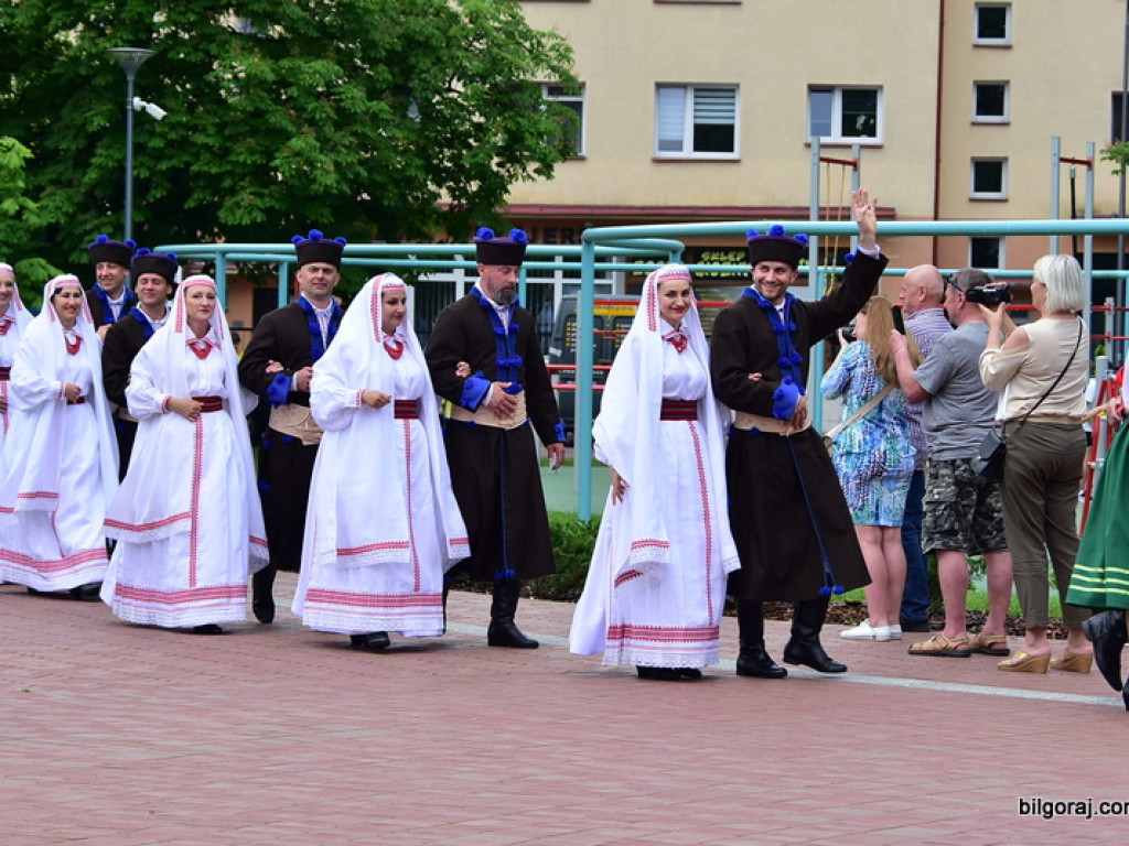 Polonez na 80 par na placu za biłgorajskim ratuszem (FOTO, VIDEO)