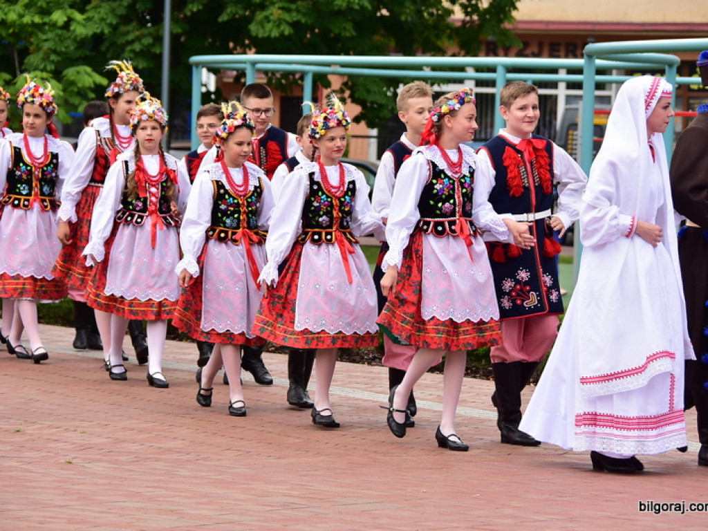 Polonez na 80 par na placu za biłgorajskim ratuszem (FOTO, VIDEO)