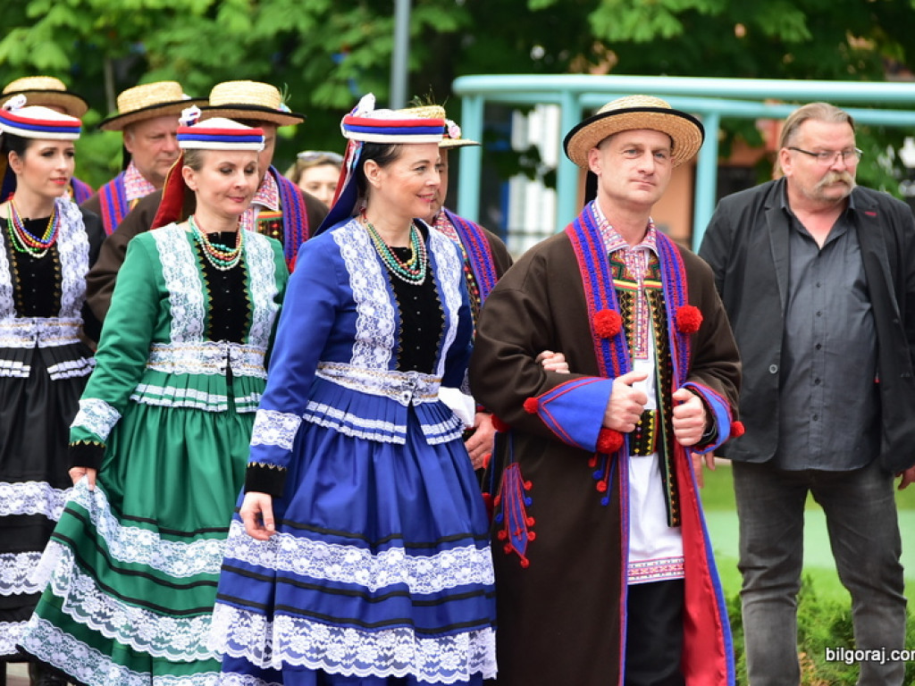 Polonez na 80 par na placu za biłgorajskim ratuszem (FOTO, VIDEO)
