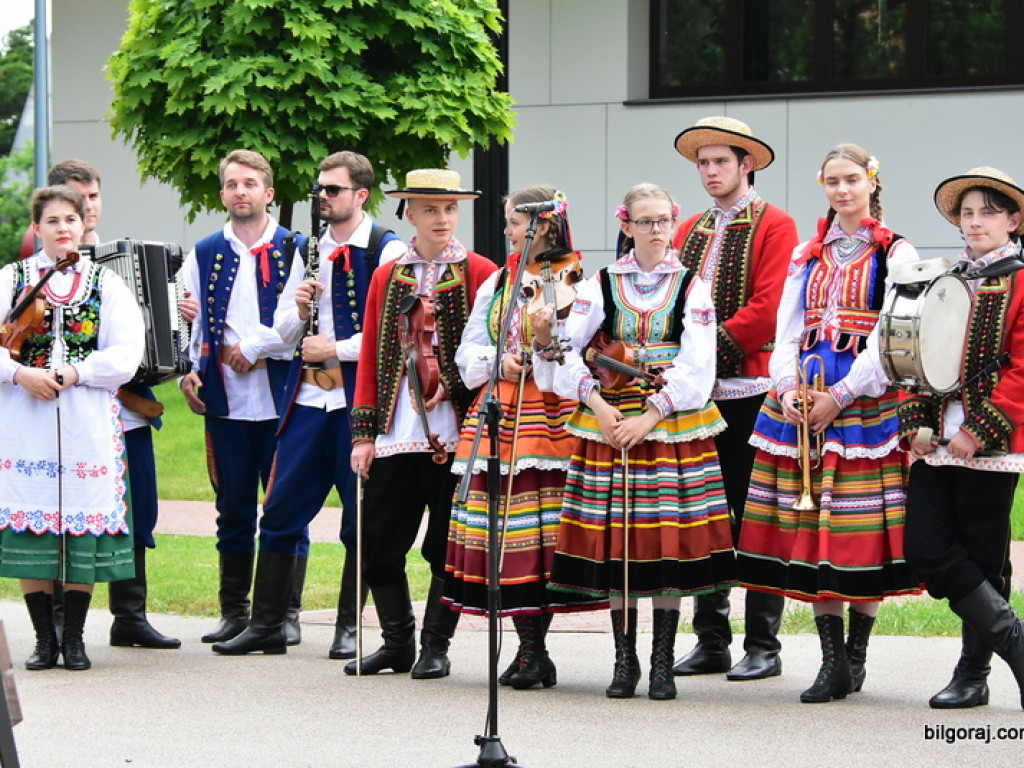 Polonez na 80 par na placu za biłgorajskim ratuszem (FOTO, VIDEO)