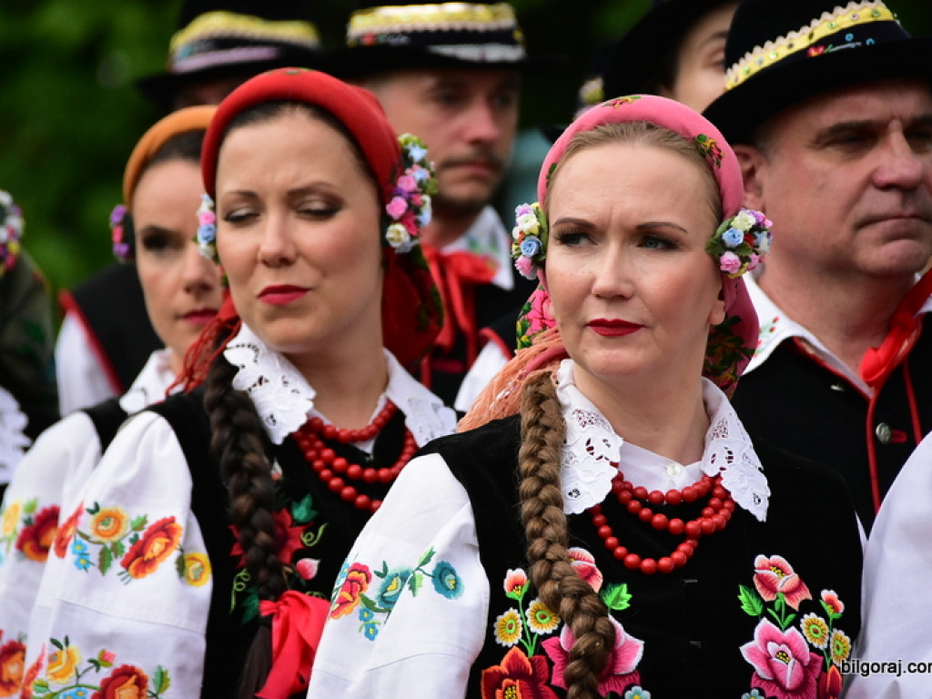 Polonez na 80 par na placu za biłgorajskim ratuszem (FOTO, VIDEO)