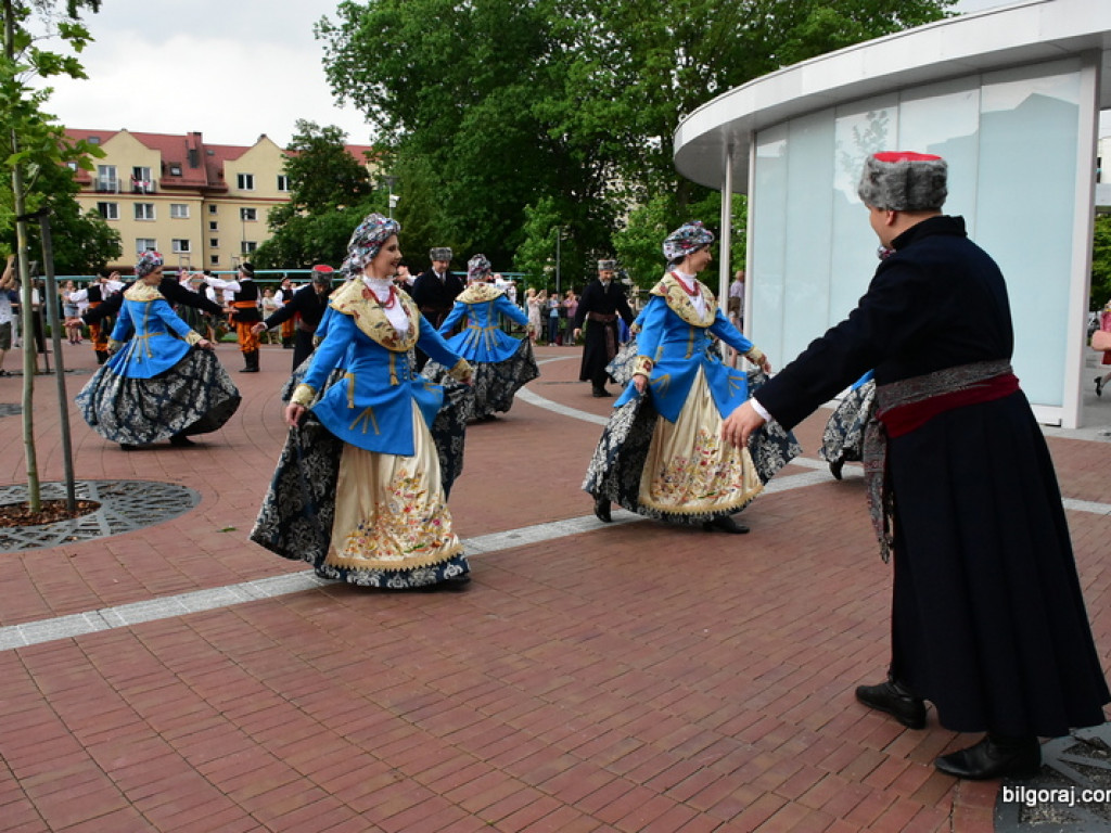 Polonez na 80 par na placu za biłgorajskim ratuszem (FOTO, VIDEO)