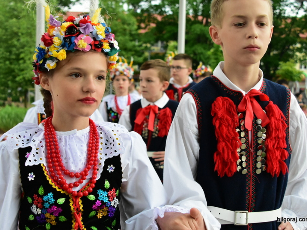 Polonez na 80 par na placu za biłgorajskim ratuszem (FOTO, VIDEO)