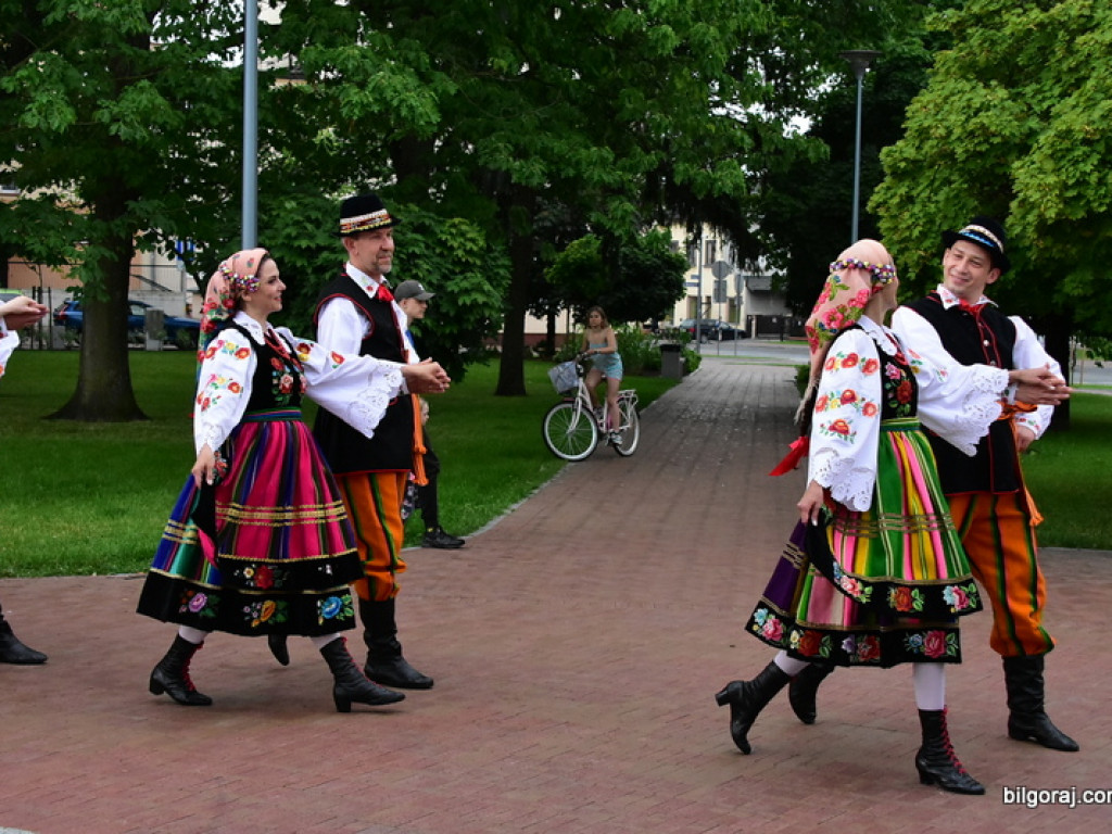 Polonez na 80 par na placu za biłgorajskim ratuszem (FOTO, VIDEO)