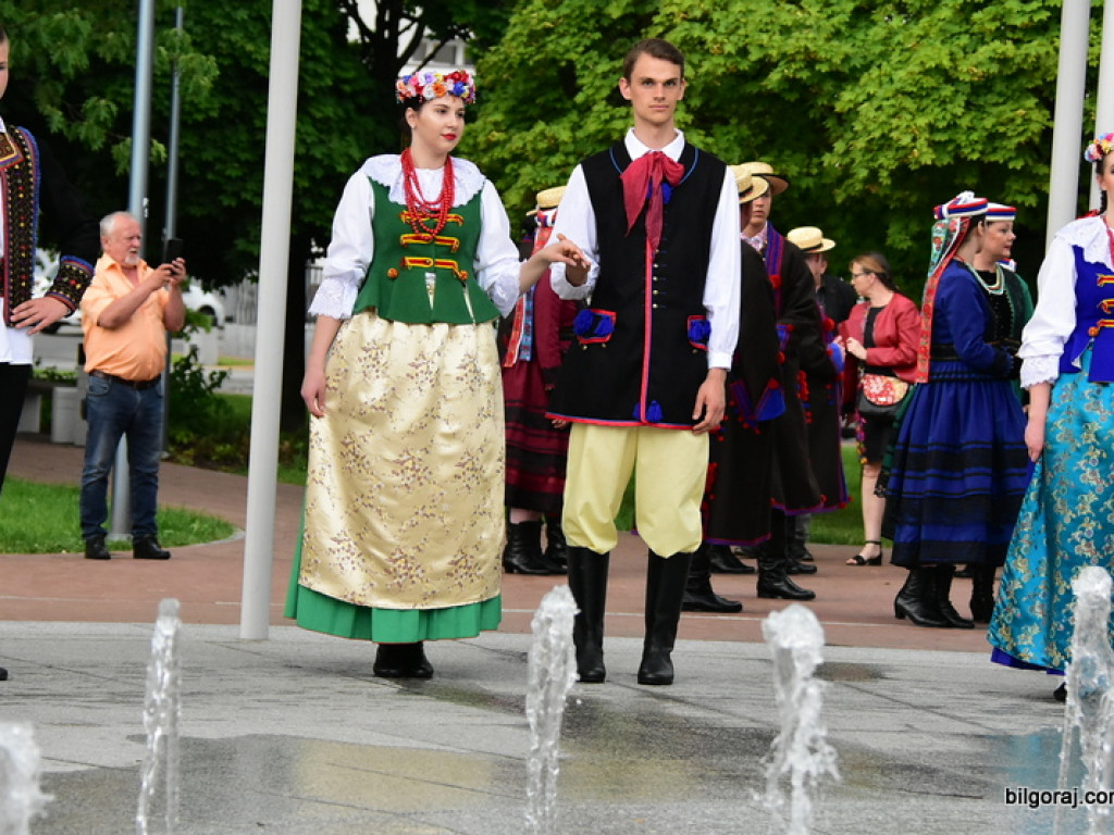 Polonez na 80 par na placu za biłgorajskim ratuszem (FOTO, VIDEO)