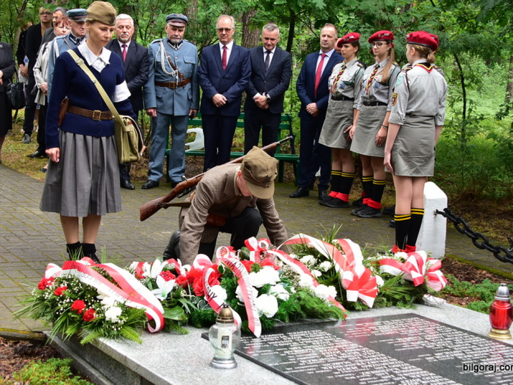 77. rocznica niemieckiego mordu polskich partyzantów w lesie Rapy koło Biłgoraja (FOTO)