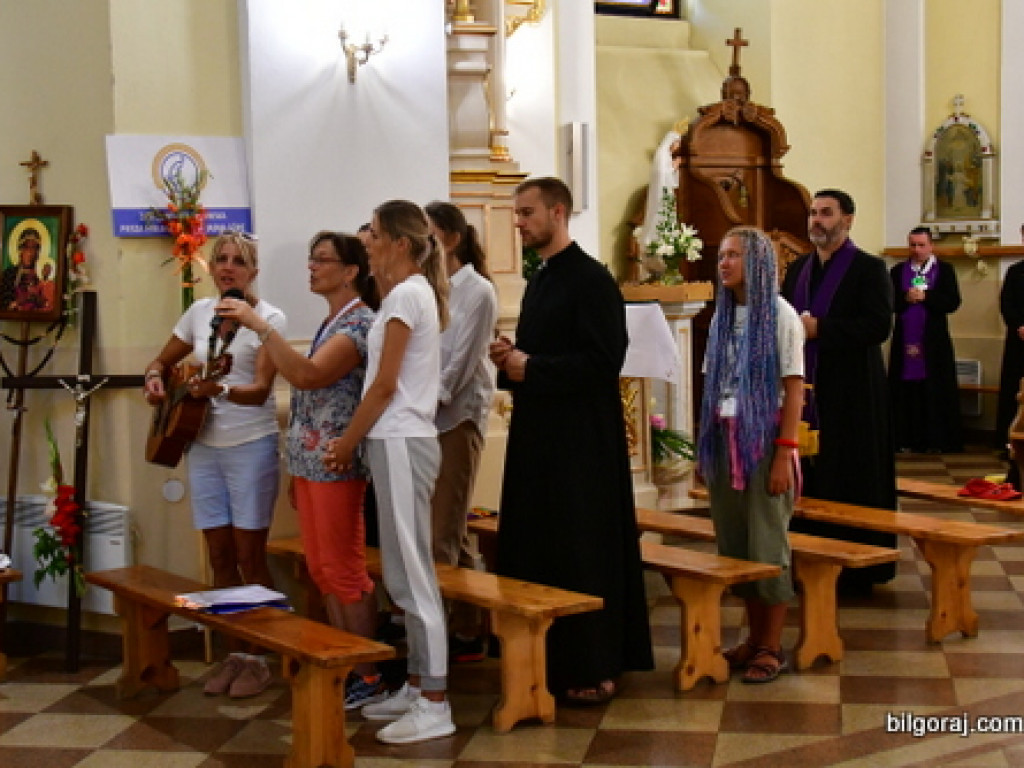 Pielgrzymi dotarli do Biłgoraja. Pątnicy z Hrubieszowa są częścią 39. Pieszej Pielgrzymki Zamojsko - Lubaczowskiej na Jasną Górę (FOTO)