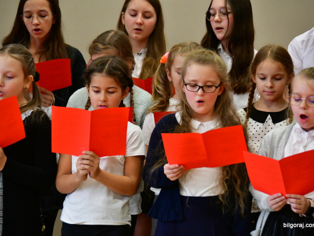 W Szkole Podstawowej w Tarnogrodzie odsłonięto tablicę upamiętniającą Józefa Krzysztofa Gizę (FOTO)
