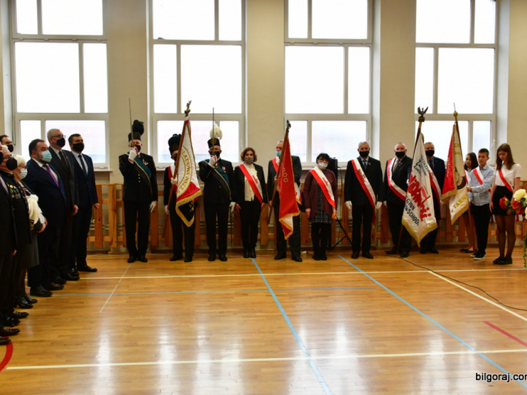 W Szkole Podstawowej w Tarnogrodzie odsłonięto tablicę upamiętniającą Józefa Krzysztofa Gizę (FOTO)