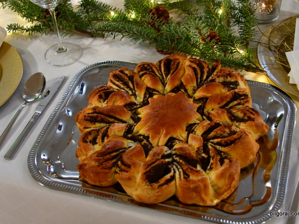 Dekoracja stołu bożonarodzeniowego i pokaz ciast świątecznych (FOTO)