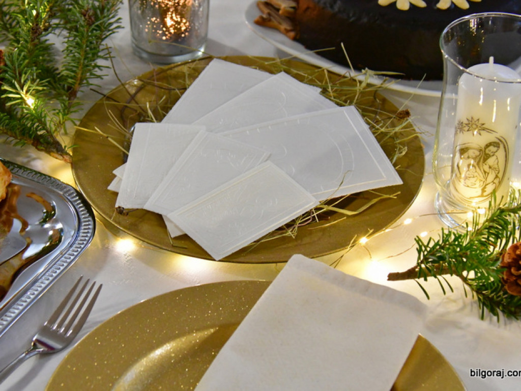 Dekoracja stołu bożonarodzeniowego i pokaz ciast świątecznych (FOTO)