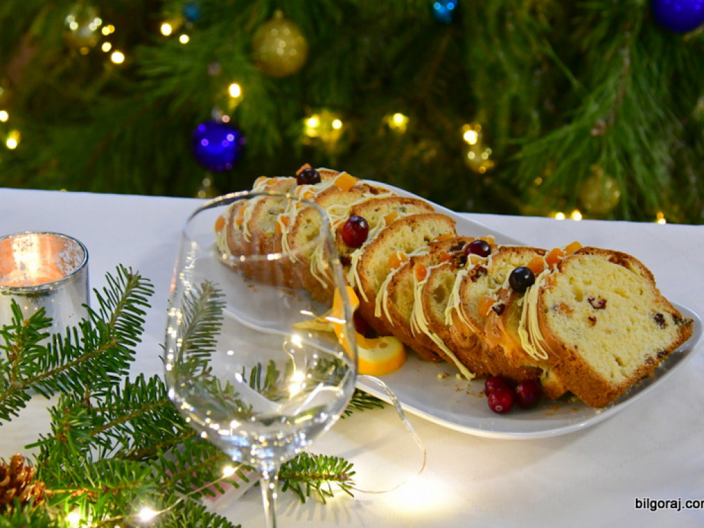 Dekoracja stołu bożonarodzeniowego i pokaz ciast świątecznych (FOTO)