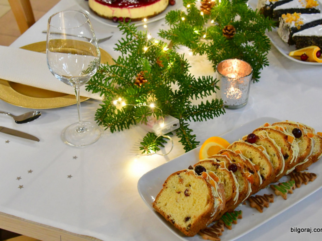 Dekoracja stołu bożonarodzeniowego i pokaz ciast świątecznych (FOTO)
