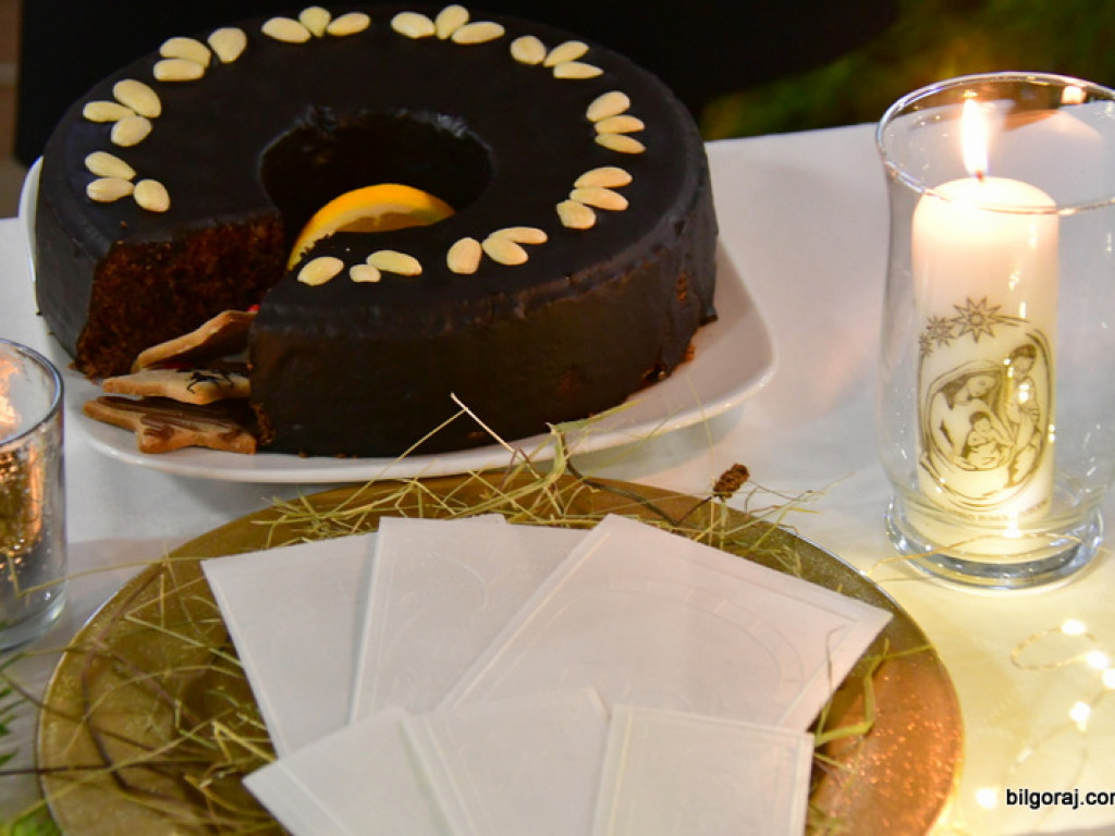 Dekoracja stołu bożonarodzeniowego i pokaz ciast świątecznych (FOTO)