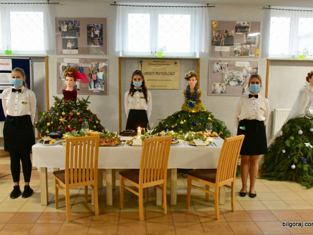 Dekoracja stołu bożonarodzeniowego i pokaz ciast świątecznych (FOTO)