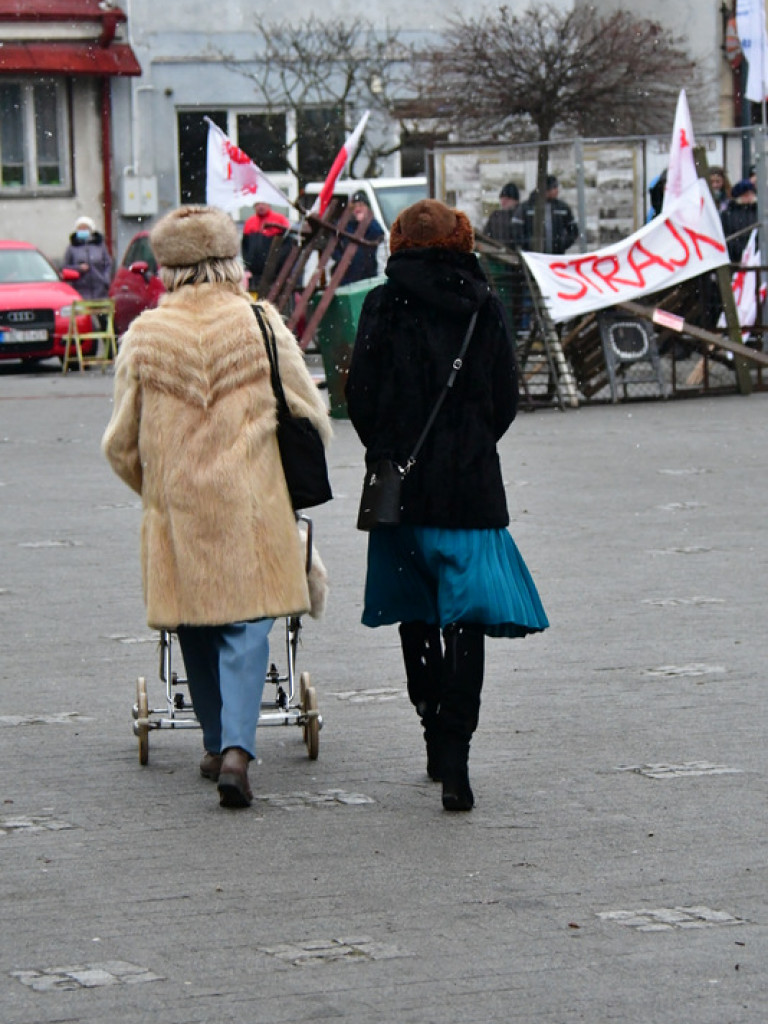 Rekonstrukcja grudnia 1981 roku, film Wiesława Palucha oraz koncert Norberta Smolińskiego (FOTO, VIDEO)