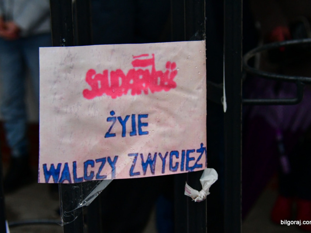 Rekonstrukcja grudnia 1981 roku, film Wiesława Palucha oraz koncert Norberta Smolińskiego (FOTO, VIDEO)