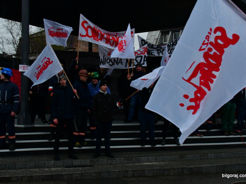 Rekonstrukcja grudnia 1981 roku, film Wiesława Palucha oraz koncert Norberta Smolińskiego (FOTO, VIDEO)