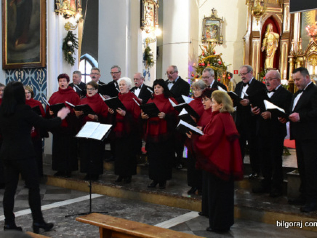Chóry Ziemi Biłgorajskiej kolędowały we Frampolu (FOTO)