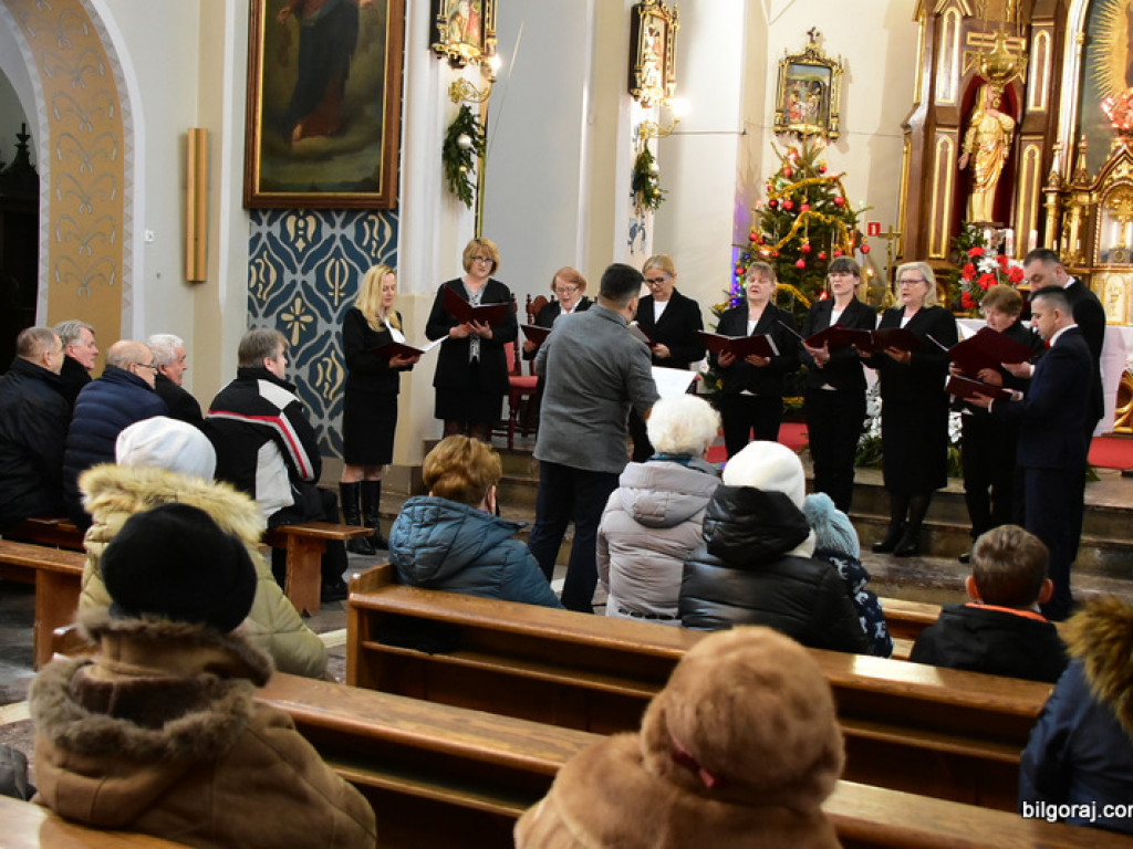 Chóry Ziemi Biłgorajskiej kolędowały we Frampolu (FOTO)