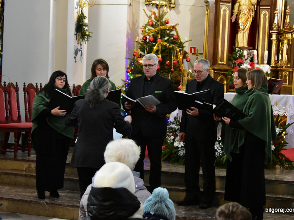 Chóry Ziemi Biłgorajskiej kolędowały we Frampolu (FOTO)