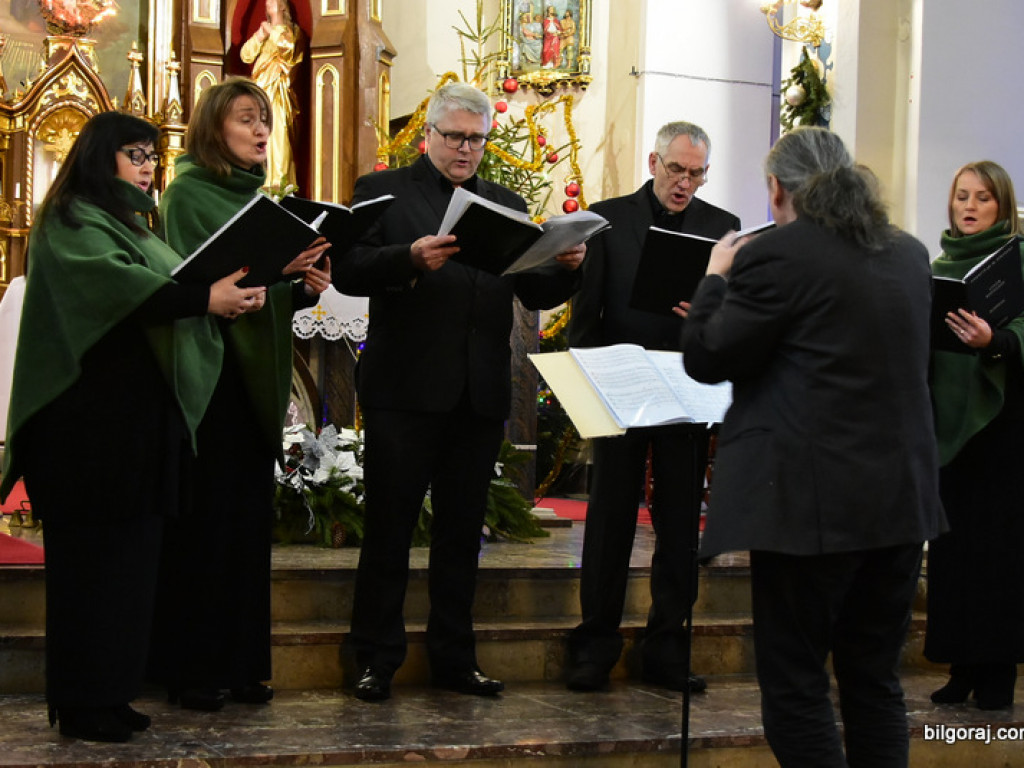 Chóry Ziemi Biłgorajskiej kolędowały we Frampolu (FOTO)