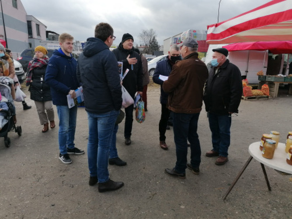 Rozdawali ulotki i rozmawiali z mieszkańcami. Wszystko w ramach akcji #PiSJestZaDrogi