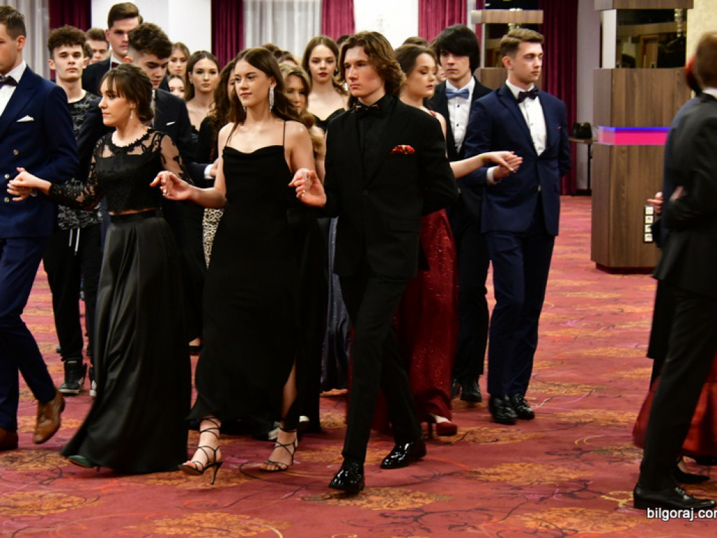 Bal maturalny uczniów biłgorajskiego ONZ-tu (FOTO, VIDEO)