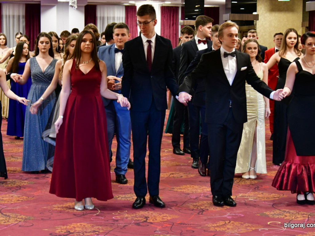Bal maturalny uczniów biłgorajskiego ONZ-tu (FOTO, VIDEO)
