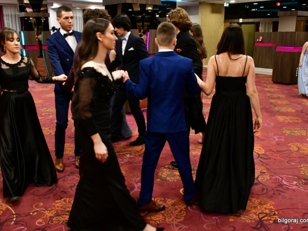 Bal maturalny uczniów biłgorajskiego ONZ-tu (FOTO, VIDEO)