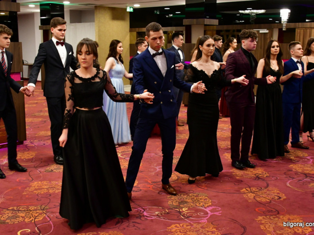 Bal maturalny uczniów biłgorajskiego ONZ-tu (FOTO, VIDEO)