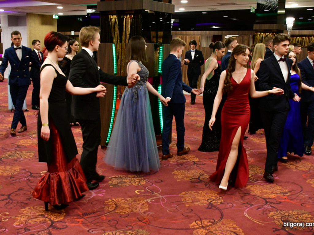 Bal maturalny uczniów biłgorajskiego ONZ-tu (FOTO, VIDEO)